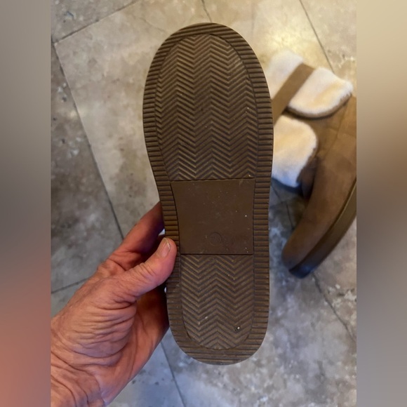 Guess ladies booties NWOT, camel color, brass accessories size 7 1/2 medium - Picture 3 of 14